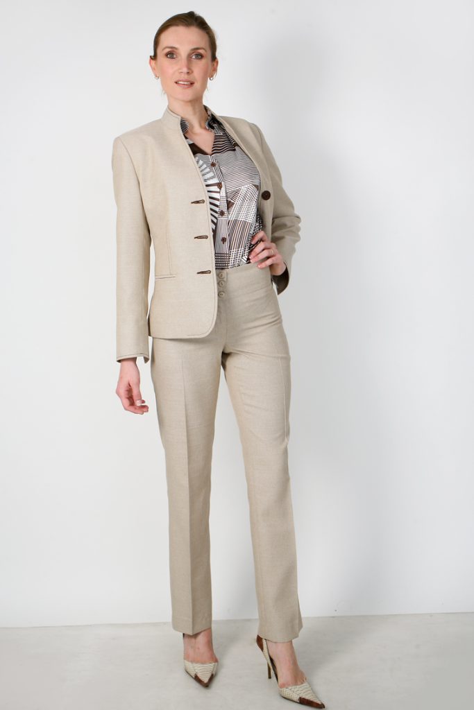 Traje corporativo femenino en beige con blusa estampada, colección primavera verano