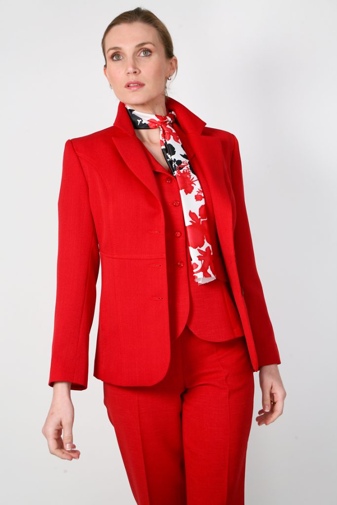 Traje corporativo femenino en rojo, colección primavera verano