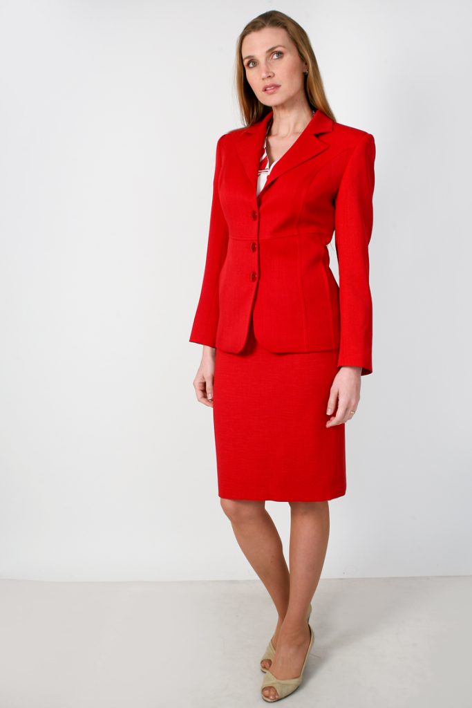 Traje de falda y chaqueta en rojo para uniforme corporativo