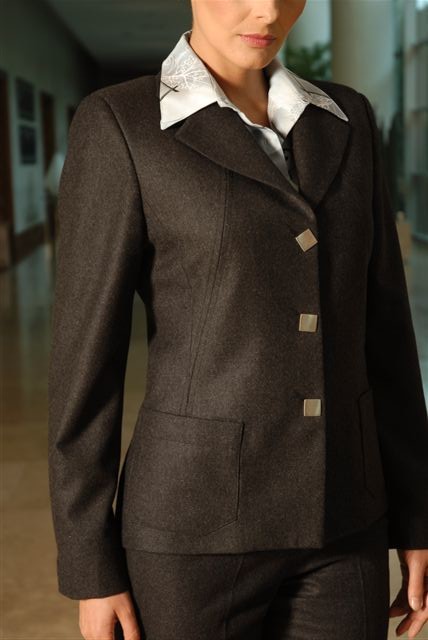 Detalle de chaqueta corporativa gris con cuello claro y botones metálicos