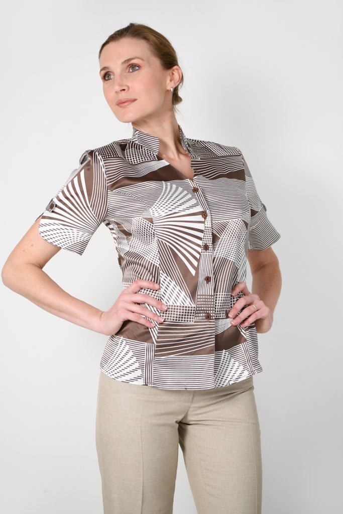 Blusa estampada con pantalón beige para uniforme corporativo