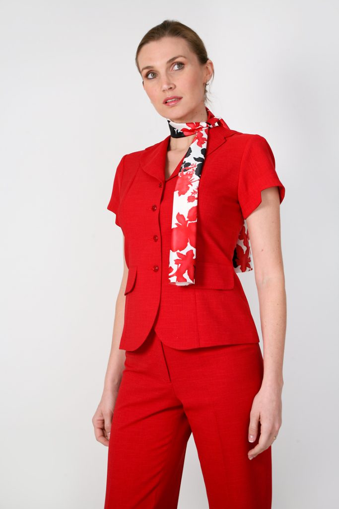 Chaqueta corporativa roja de manga corta con pañuelo floral